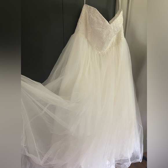 David's Bridal 22W Strapless Wedding Dress with Lace Corset Bodice STYLE# WG3633 - Picture 11 of 15